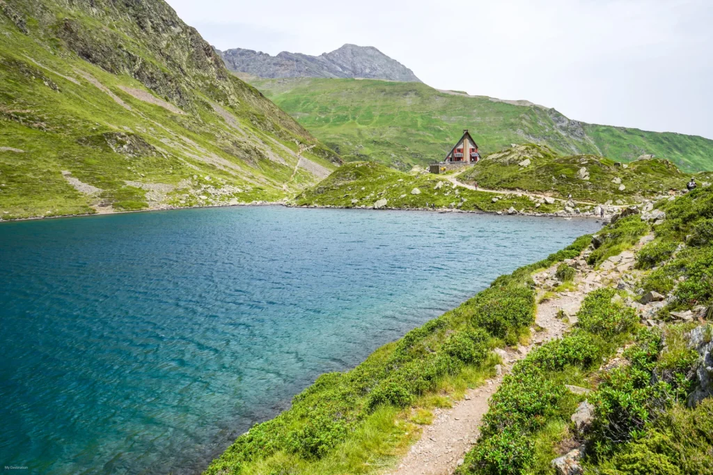 Lago y refugio de Ilhéou
