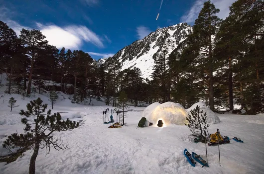 Igloo illuminé montagne