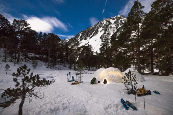 Igloo illuminé montagne