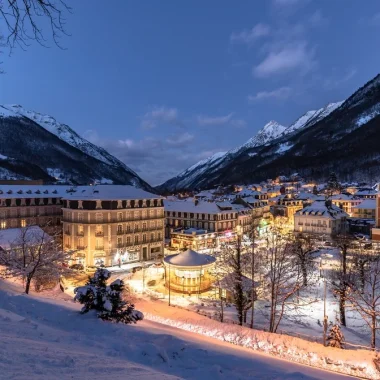village enneigé nuit